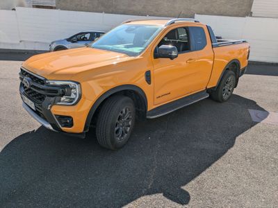 Une Ford Ranger 2020 dans un parking, avec deux voitures en arrière-plan