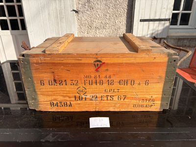 Ancienne caisse Militaire, dimensions exterieur: Largeur 60 …