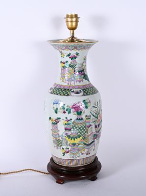 une photo d'un vase blanc et vert posé sur un socle en bois