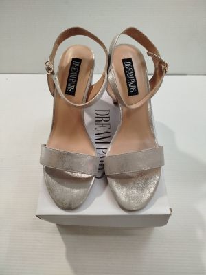 les chaussures se trouvent dans une boîte posée sur une surface blanche