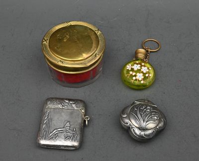 Ensemble de petits objets comprenant une boite à pilules pendentif en  - Photo 1