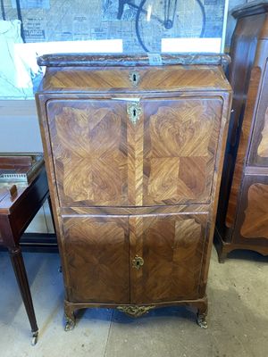 une armoire placée devant une fenêtre