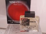 un flacon de parfum posé sur un comptoir à côté d'une boîte de parfum