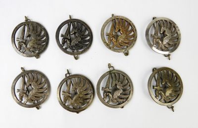 six pendentifs anciens en argent, de formes et de tailles variées, posés sur une surface blanche