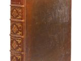un livre ancien avec une couverture en cuir marron et des bordures dorées