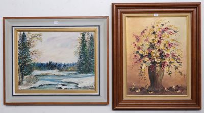 Deux tableaux représentant des fleurs sont accrochés l'un à côté de l'autre sur un mur.