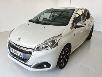 la petite voiture blanche est garée dans une pièce blanche