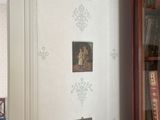 des photos accrochées au mur d'une bibliothèque dans une pièce