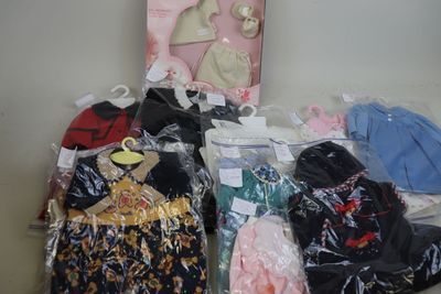 beaucoup de vêtements posés sur la table