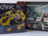 deux boîtes de lego technics sur la table