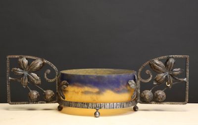 trois œuvres d'art posées sur une table