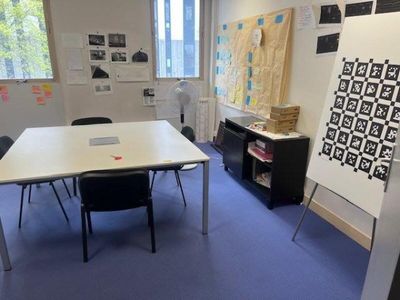 - 1 armoire métallique - 1 table carrée plateau stratifié