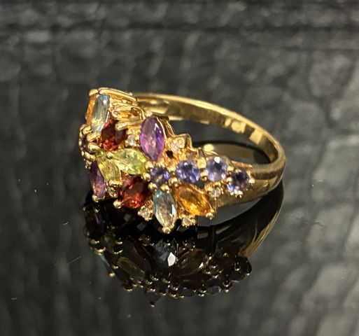 Bague en or 18 carats 750 millièmes à décor d’un pavage de pierre...