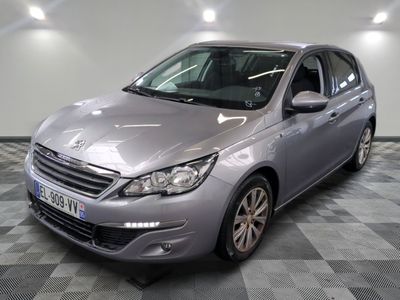 la voiture argentée est garée dans le garage sur le sol en damier