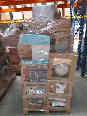 une pile de cartons au milieu d'un entrepôt rempli d'articles