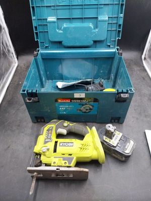 une boîte à outils bleue avec des outils sur le sol