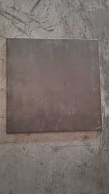 une plaque métallique apposée sur le mur latéral d'un immeuble