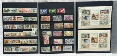 de nombreux timbres exposés au mur