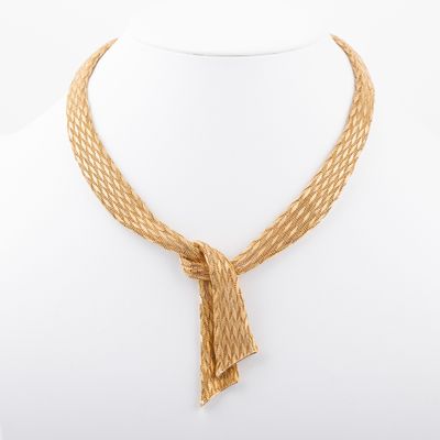 gros plan d'un collier en or sur un mannequin