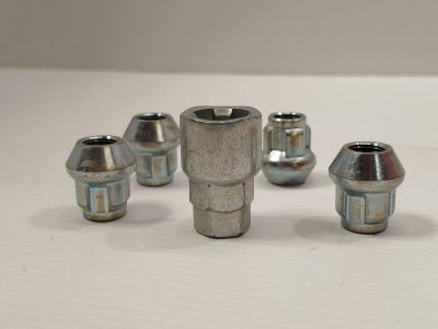 quatre pièces de quincaillerie posées sur une surface blanche