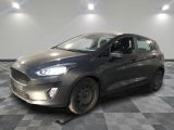 La nouvelle Ford Fiesta est garée dans le showroom.