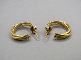 paire de boucles d'oreilles créoles plaquées or, ornées d'un oiseau à l'extrémité