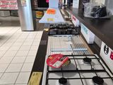 une plaque de cuisson posée sur un plan de travail