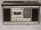 une radio posée sur une table
