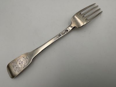 Belle fourchette de table en argent, modèle uniplat.