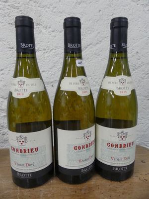trois bouteilles de vin posées sur une table en bois