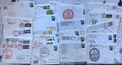 de nombreux types de timbres disposés sur une table