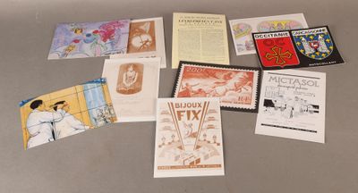 de nombreux types de cartes postales sur la table