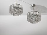 deux lustres suspendus au plafond dans une pièce blanche