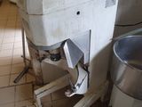 une machine qui se trouve dans une cuisine, à côté d'une poubelle