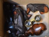 une boîte contenant quelques objets et une paire de lunettes