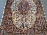 un grand tapis persan à motifs floraux sur fond bleu