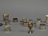 beaucoup d'objets en argent qui se trouvent sur la table