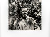 photographie en noir et blanc d'un homme barbu devant un arbre