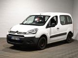 La petite camionnette blanche est garée dans une grande pièce.