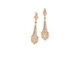 une paire de boucles d'oreilles en or sur fond blanc
