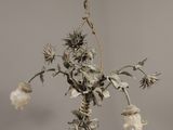 une fleur suspendue au plafond d'une pièce