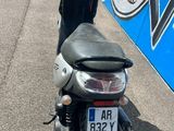 un scooter garé sur le bord de la route