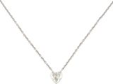 un pendentif en forme de cœur avec un diamant blanc, monté sur une chaîne en argent