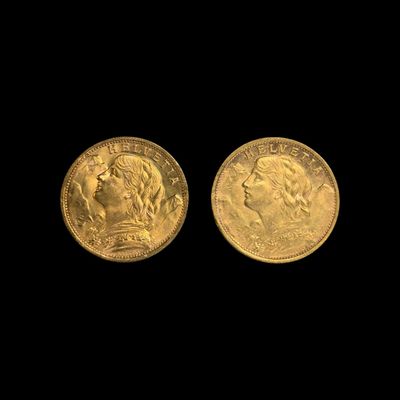 deux souverains d'or, l'un à l'effigie d'une femme et l'autre à celle d'un homme