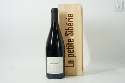 une bouteille de vin posée à côté d'une caisse en bois