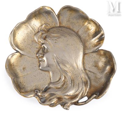 une image représentant une assiette en argent sur laquelle figure le visage d'une femme