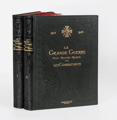 un livre noir posé sur une table blanche, à côté d'un livre rouge
