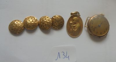 un ensemble de bijoux en or comprenant une montre, un bracelet et une broche