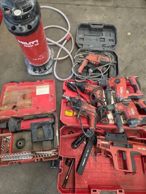 de nombreux outils qui traînent par terre à côté d'une borne d'incendie