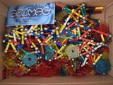 une boîte en carton remplie d'un assortiment de crayons de couleur et de crayons de cire